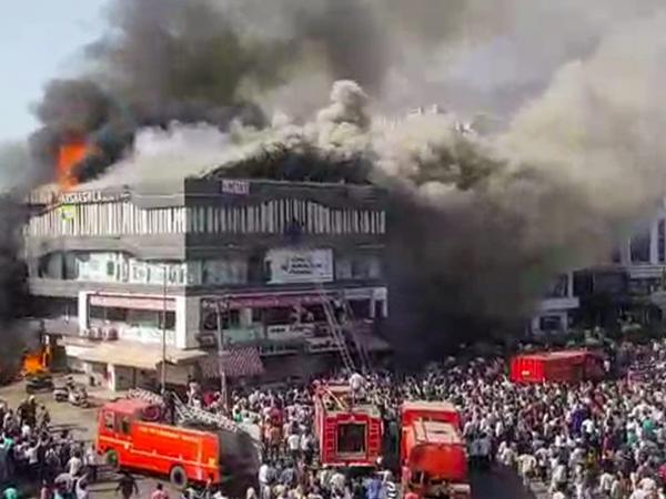 সুরাটের ভয়াভয় অগ্নিকান্ডে মৃত ২০ জন। সংখ্যা ৫০ ছাড়াতে পারে বলে আশঙ্কা।