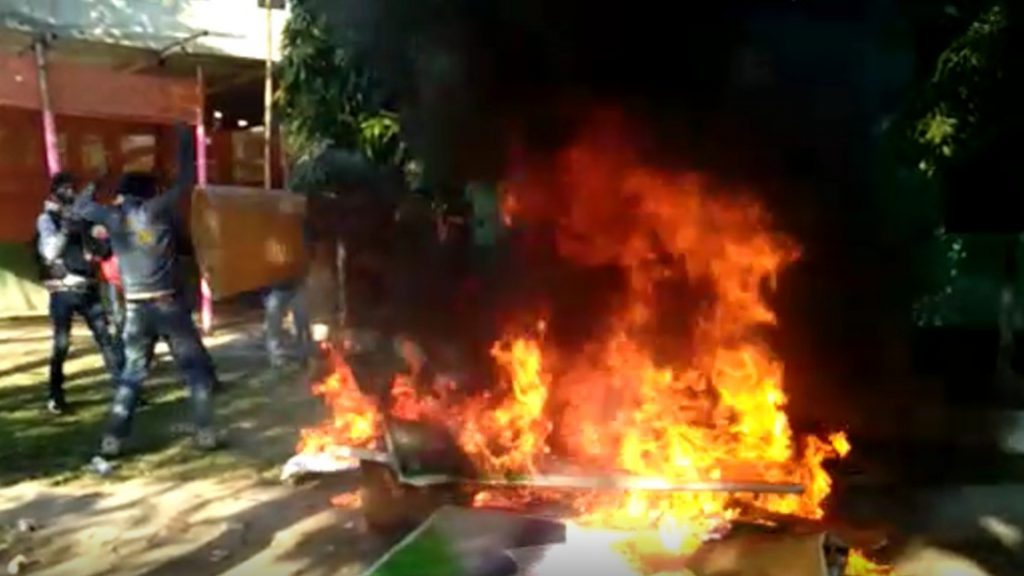 রাজারহাটে আগুন বিজেপির নির্বাচনী কার্যালয়ে। রাজারহাটে আগুন বিজেপির নির্বাচনী কার্যালয়ে।