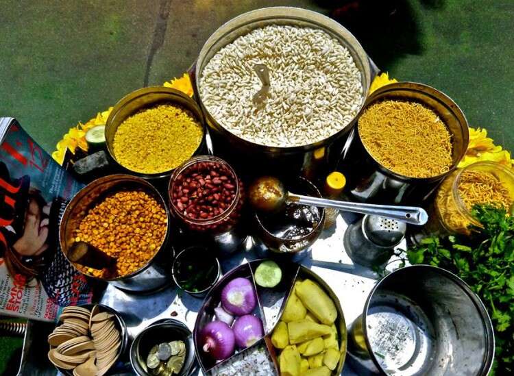 বলরামপুরে বুথের সামনেই বিলি মুড়ি-ঘুগনি।