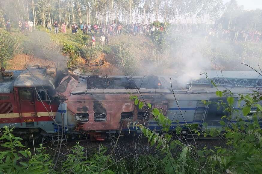 ওড়িশায় ট্রেনের ইঞ্জিনে আগুন। মৃত ৩।