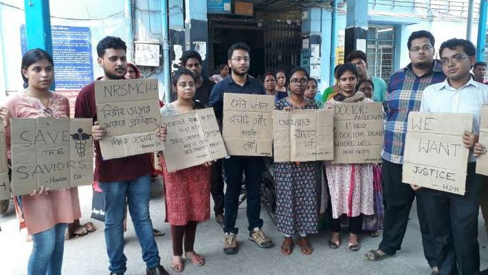সিউড়ি হাসপাতালে গণইস্তফার পথে ৬৭ জন ডাক্তার। সিউড়ি হাসপাতালে গণইস্তফার পথে ৬৭ জন ডাক্তার।