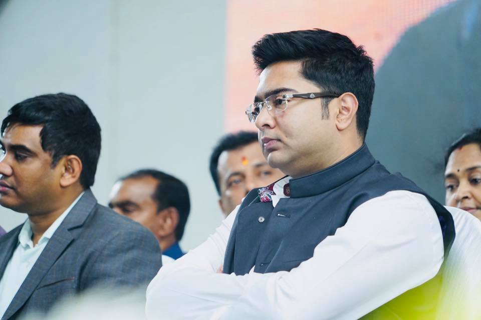 মুখ্যমন্ত্রীর ভাইপোর শপথগ্রহণে গোটা সংসদ জুড়ে শোনা গেলে "জয় শ্রী রাম" ধ্বনি৷ মুখ্যমন্ত্রীর ভাইপোর শপথগ্রহণে গোটা সংসদ জুড়ে শোনা গেলে "জয় শ্রী রাম" ধ্বনি৷