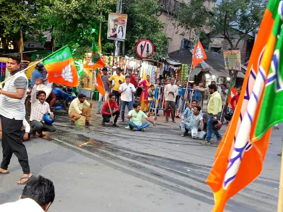 মমতা বন্দ্যোপাধ্যায়ের কুশ পুতুল পুরিয়ে বিক্ষোভ বিজেপি কর্মীদের৷