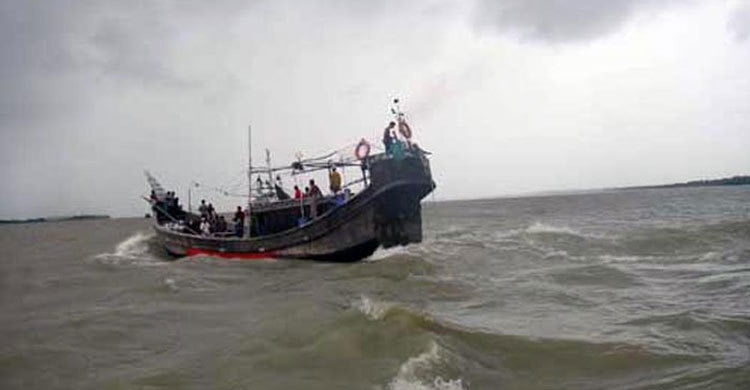 ধরা পরছে না এই মরশুমের ইলিশ মাছ। ফিরছে ট্রলার।