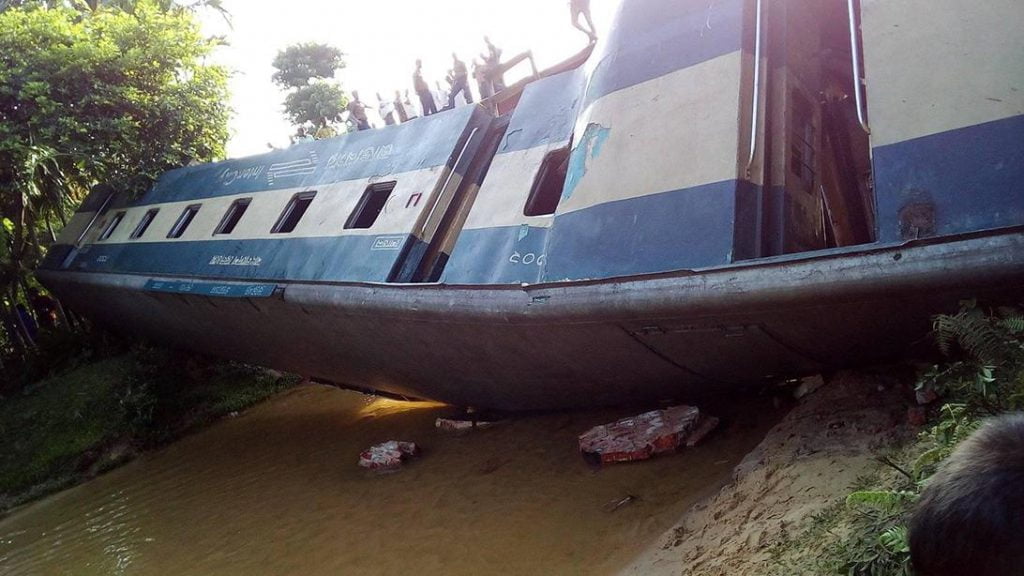 মধ্যরাতে ভয়াবহ রেল দুর্ঘটনা বাংলাদেশে৷ মৃত ৫৷