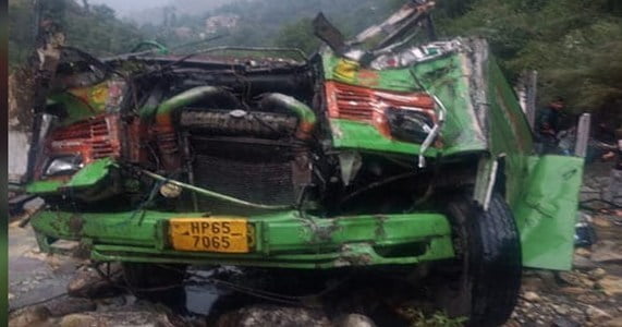 ফের খাদে বাস পরে মৃত তিন স্কুল পড়ুয়া সহ ৪ জন।