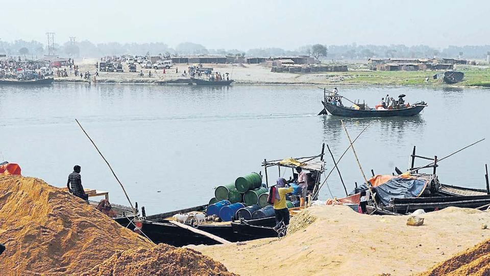 মালদা সীমান্ত দিয়ে ট্রলার ভর্তি অস্ত্র ভারতে পাচার রুখলো বিএসএফ।