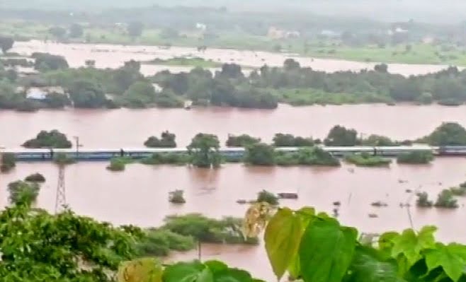 মুম্বায়ে বন্যার জমা জলে আটকে পরলো গোটা একটি ট্রেন। আটকে ২০০০ জন যাত্রী।