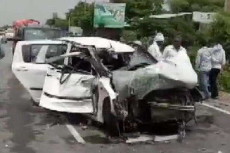 গাড়িতে মুখোমুখি ট্রাকের ধাক্কা। আশঙ্কাজনক অবস্থায় উন্নাও-এর গণধর্ষিতা।