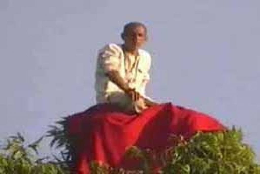 গাছের মগডালে তাঁর বাসা। বান্দরিয়া বাবা -কে দেখতে ভীড় হাজার মানুষের৷ গাছের মগডালে তাঁর বাসা। বান্দরিয়া বাবা -কে দেখতে ভীড় হাজার মানুষের৷