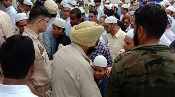কড়া নজরদারিতে জম্মু কাশ্মীরে পালিত হচ্ছে খুশির ঈদ৷