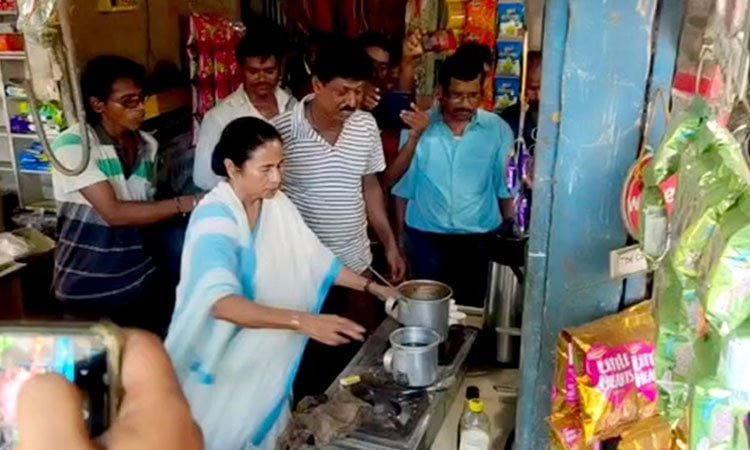গ্রামের দোকানে ঢুকে নিজের হাতেই চা বানালেন মুখ্যমন্ত্রী মমতা বন্দ্যোপাধ্যায়। গ্রামের দোকানে ঢুকে নিজের হাতেই চা বানালেন মুখ্যমন্ত্রী মমতা বন্দ্যোপাধ্যায়।