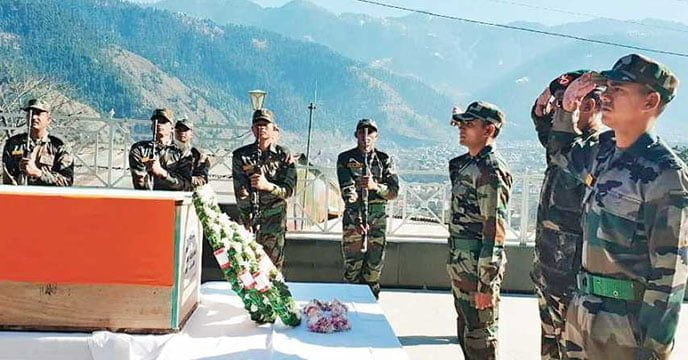 কফিনবন্দি হয়ে ফিরল আলিপুরদুয়ারের শহিদ বীর জওয়ানের দেহ৷ সম্মান জানাতে হাজির প্রায় গোটা আলিপুরদুয়ার। কফিনবন্দি হয়ে ফিরল আলিপুরদুয়ারের শহিদ বীর জওয়ানের দেহ৷ সম্মান জানাতে হাজির প্রায় গোটা আলিপুরদুয়ার।