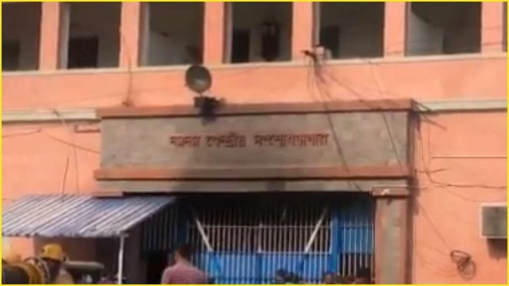 রণভূমি দমদম সেন্ট্রাল সংশোধনাগার : করোনার আতঙ্কের জের রণভূমি দমদম সেন্ট্রাল সংশোধনাগার : করোনার আতঙ্কের জের