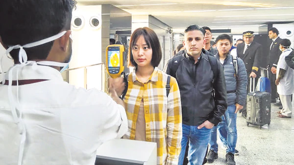 করোনা ভাইরাস রোধে বিমানবন্দরে ভারত সরকারের ব্যবস্থাপনায় খুশি যাত্রীরা