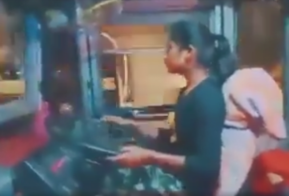 কলকাতার রাস্তায় বাসের স্টিয়ারিং হাতে ১৮ বছরের বাংলার অগ্নিকন্যা কল্পনা কলকাতার রাস্তায় বাসের স্টিয়ারিং হাতে ১৮ বছরের বাংলার অগ্নিকন্যা কল্পনা