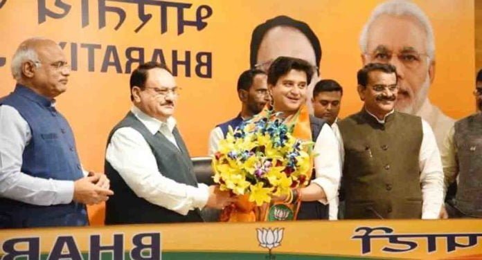 নাড্ডাকে পাশে বসিয়ে মোদিতেই ভরসা জ্যোতিরাদিত্যের,'দুর্নীতিগ্রস্ত’ বললেন বর্তমান কংগ্রেসকে নাড্ডাকে পাশে বসিয়ে মোদিতেই ভরসা জ্যোতিরাদিত্যের,'দুর্নীতিগ্রস্ত’ বললেন বর্তমান কংগ্রেসকে