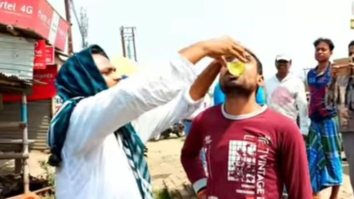 করোনা মুক্তি ঘটাতে কলকাতায় পথচলতিদের গোমূত্র পান করালেন বিজেপি নেতারা gomutra