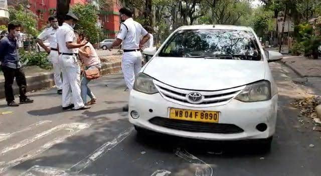 লকডাউন অমান্য করে ক্যাবে করে ভ্রমণ, সল্টলেকে পুলিশকে কামড়ে দেওয়ার চেষ্টা তরুণীর woman harassed police official in saltlake