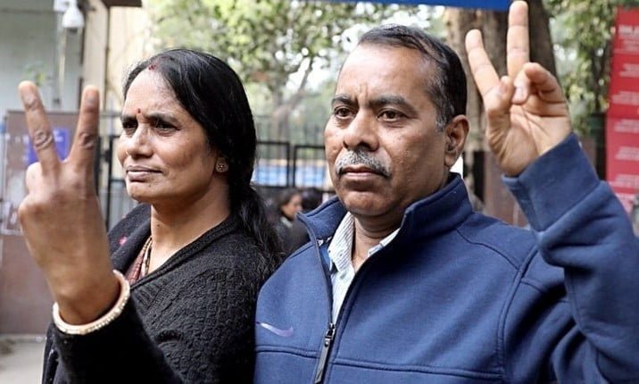 "যখনই বাধা এসেছে, মেয়ের মুখটা মনে করেছি" চোখে জল নিয়ে বললেন নির্ভয়ার মা-বাবা