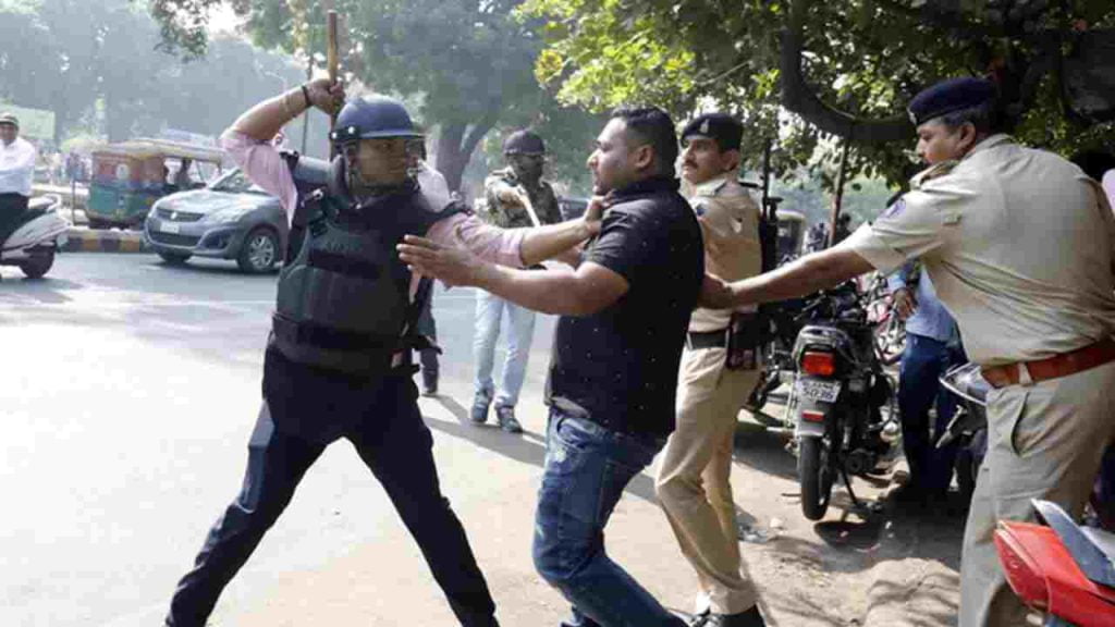 লকডাউনে রাস্তায় বেরোলেই পড়ছে বেধড়ক পুলিশের মার লকডাউনে রাস্তায় বেরোলেই পড়ছে বেধড়ক পুলিশের মার