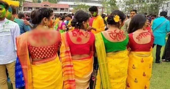 বসন্ত উৎসবে রবীন্দ্রভারতী বিশ্ববিদ্যালয়ে বিকৃত শব্দের লাইন মহিলাদের পিঠে। নিন্দার ঝড় প্রাক্তনীদের। বসন্ত উৎসবে রবীন্দ্রভারতী বিশ্ববিদ্যালয়ে বিকৃত শব্দের লাইন মহিলাদের পিঠে। নিন্দার ঝড় প্রাক্তনীদের।