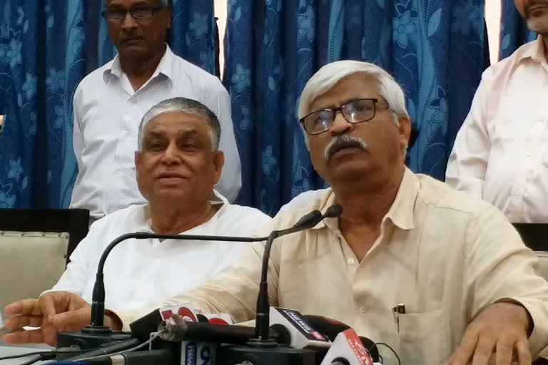 কেন্দ্র ও রাজ্যের ঘোষণার পরেও নিত্যপ্রয়োজনীয় সামগ্রীতে সংকট : আক্ষেপের সুর বিরোধীদের গলায় কেন্দ্র ও রাজ্যের ঘোষণার পরেও নিত্যপ্রয়োজনীয় সামগ্রীতে সংকট : আক্ষেপের সুর বিরোধীদের গলায়