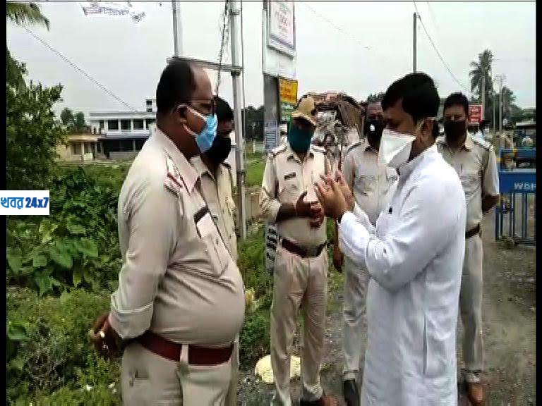 এবার বালুরঘাটে ত্রাণ বিলি করতে গিয়ে বাধা বিজেপি সাংসদকে এবার বালুরঘাটে ত্রাণ বিলি করতে গিয়ে বাধা বিজেপি সাংসদকে