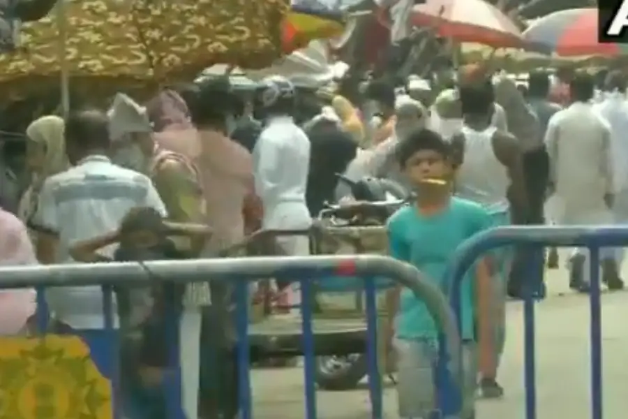 লকডাউন কি উঠে গেছে? রাজাবাজারের রাস্তার চিত্র তো সেই কথাই বলছে, দেখে নিন ভিডিও