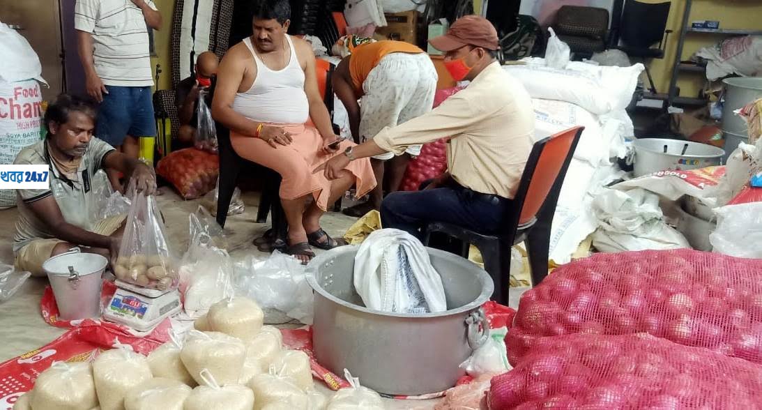 লকডাউনে হাওড়া শহর জুড়ে সাহায্যের হাত বিজেপির, প্রশংসা স্থানীয় বাসিন্দাদের লকডাউনে হাওড়া শহর জুড়ে সাহায্যের হাত বিজেপির, প্রশংসা স্থানীয় বাসিন্দাদের