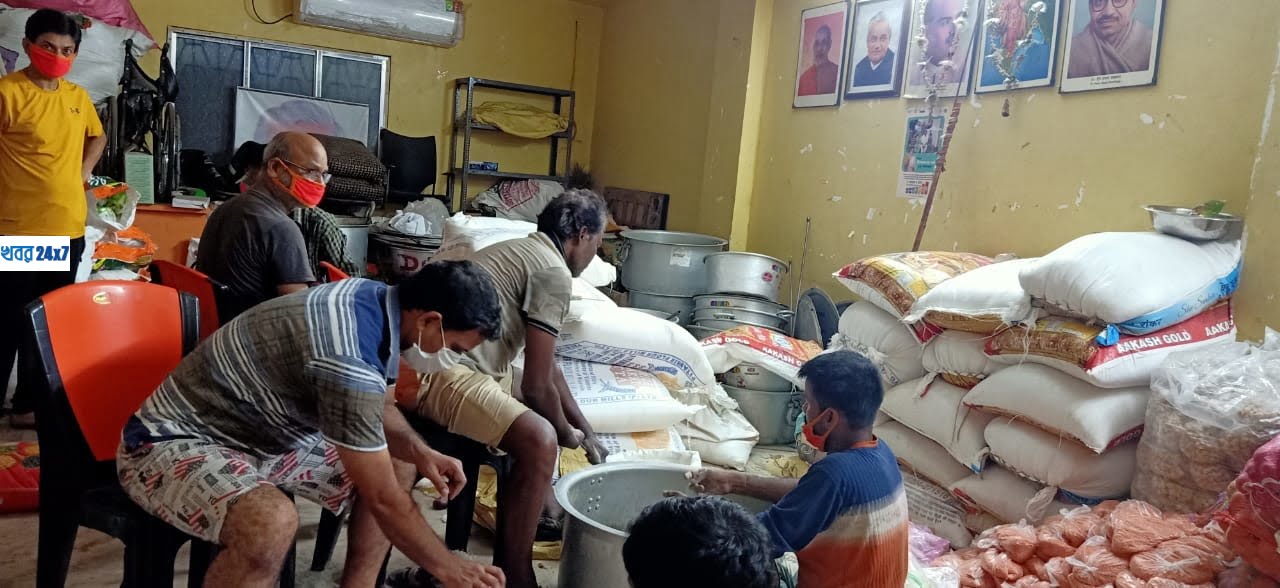 লকডাউনে হাওড়া শহর জুড়ে সাহায্যের হাত বিজেপির, প্রশংসা স্থানীয় বাসিন্দাদের লকডাউনে হাওড়া শহর জুড়ে সাহায্যের হাত বিজেপির, প্রশংসা স্থানীয় বাসিন্দাদের