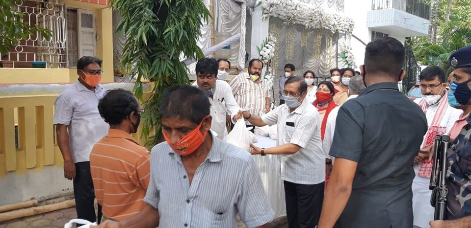 মানবিক বঙ্গ বিজেপি! সায়ন্তন বসু'র পিতার পারলৌকিক ক্রীয়ায় দুস্থ রিক্সা ও ভ্যান চালকদের ত্রাণ প্রদান দিলীপ ঘোষের! মানবিক বঙ্গ বিজেপি! সায়ন্তন বসু'র পিতার পারলৌকিক ক্রীয়ায় দুস্থ রিক্সা ও ভ্যান চালকদের ত্রাণ প্রদান দিলীপ ঘোষের!