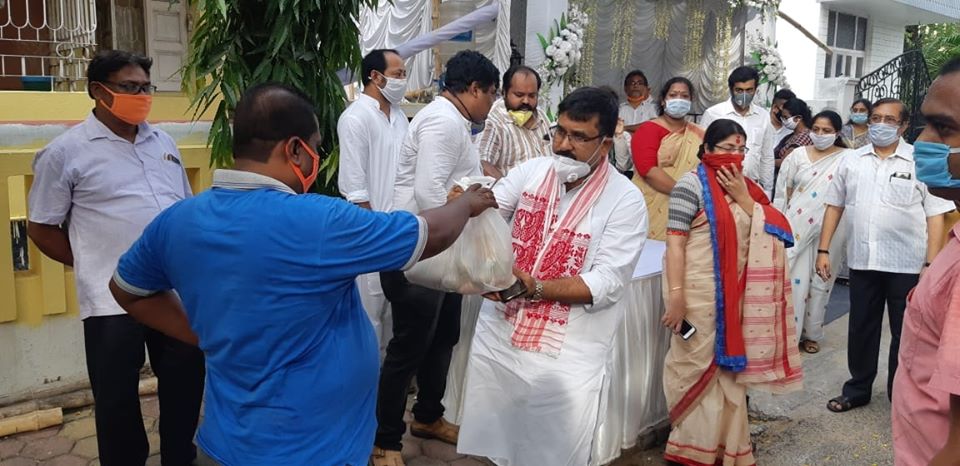 মানবিক বঙ্গ বিজেপি! সায়ন্তন বসু'র পিতার পারলৌকিক ক্রীয়ায় দুস্থ রিক্সা ও ভ্যান চালকদের ত্রাণ প্রদান দিলীপ ঘোষের! মানবিক বঙ্গ বিজেপি! সায়ন্তন বসু'র পিতার পারলৌকিক ক্রীয়ায় দুস্থ রিক্সা ও ভ্যান চালকদের ত্রাণ প্রদান দিলীপ ঘোষের!