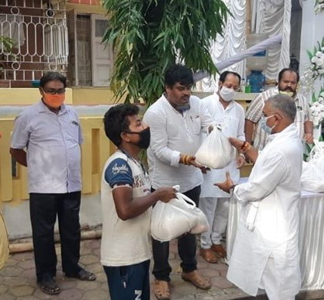 মানবিক বঙ্গ বিজেপি! সায়ন্তন বসু'র পিতার পারলৌকিক ক্রীয়ায় দুস্থ রিক্সা ও ভ্যান চালকদের ত্রাণ প্রদান দিলীপ ঘোষের! মানবিক বঙ্গ বিজেপি! সায়ন্তন বসু'র পিতার পারলৌকিক ক্রীয়ায় দুস্থ রিক্সা ও ভ্যান চালকদের ত্রাণ প্রদান দিলীপ ঘোষের!