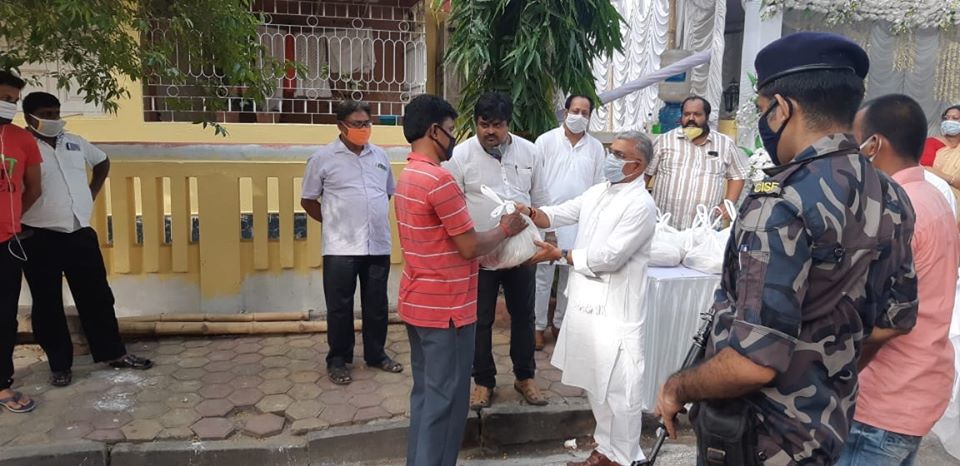 মানবিক বঙ্গ বিজেপি! সায়ন্তন বসু'র পিতার পারলৌকিক ক্রীয়ায় দুস্থ রিক্সা ও ভ্যান চালকদের ত্রাণ প্রদান দিলীপ ঘোষের! মানবিক বঙ্গ বিজেপি! সায়ন্তন বসু'র পিতার পারলৌকিক ক্রীয়ায় দুস্থ রিক্সা ও ভ্যান চালকদের ত্রাণ প্রদান দিলীপ ঘোষের!
