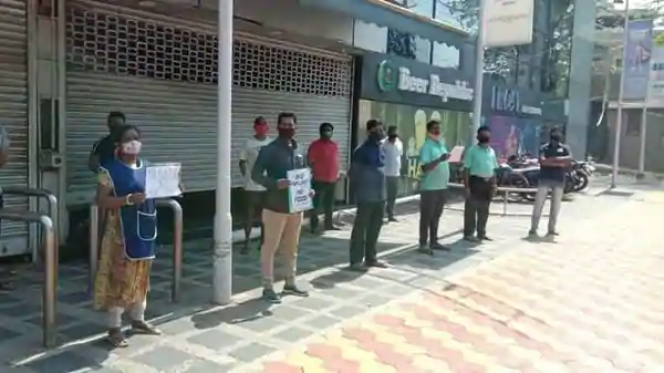 লকডাউনে মিলছে না বেতন। বিক্ষোভে নামী মাল্টিপ্লেক্সের কর্মচারীরা! দাবি ভুয়ো জানাল আইনক্স