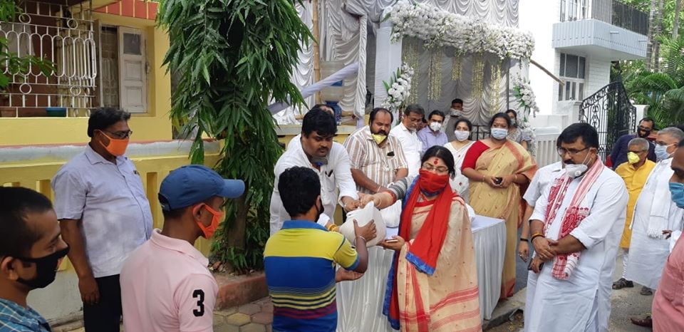 মানবিক বঙ্গ বিজেপি! সায়ন্তন বসু'র পিতার পারলৌকিক ক্রীয়ায় দুস্থ রিক্সা ও ভ্যান চালকদের ত্রাণ প্রদান দিলীপ ঘোষের! মানবিক বঙ্গ বিজেপি! সায়ন্তন বসু'র পিতার পারলৌকিক ক্রীয়ায় দুস্থ রিক্সা ও ভ্যান চালকদের ত্রাণ প্রদান দিলীপ ঘোষের!