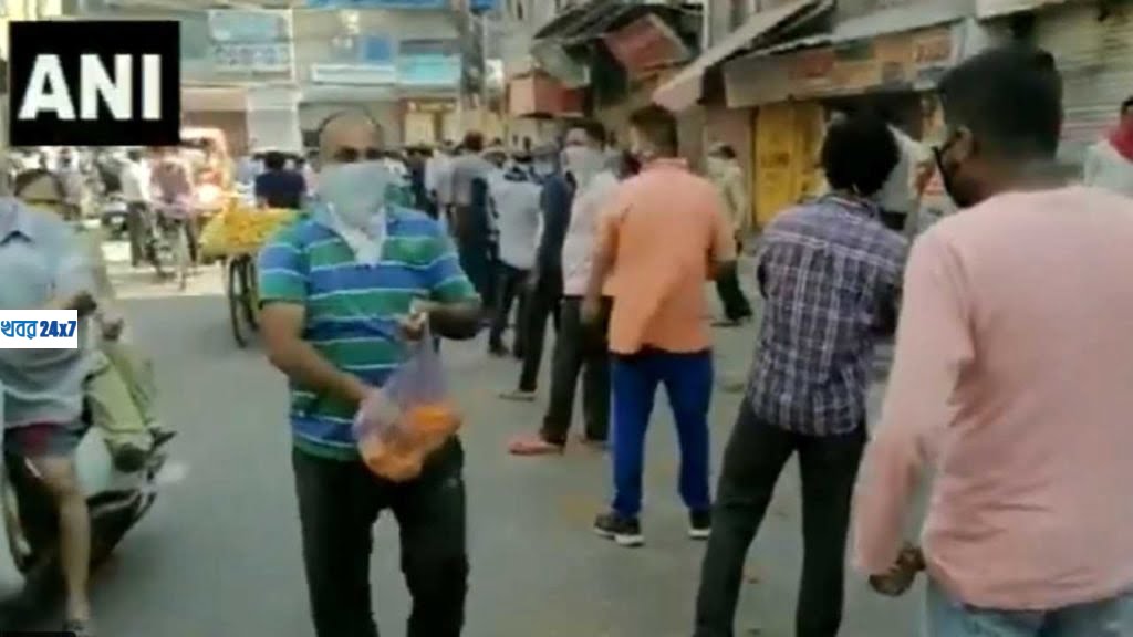 লাইনে অপেক্ষারতদের ধন্যবাদ জ্ঞাপন করে উক্তি, "আপনারাই দেশের অর্থনীতি.." লাইনে অপেক্ষারতদের ধন্যবাদ জ্ঞাপন করে উক্তি, "আপনারাই দেশের অর্থনীতি.."