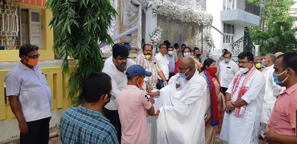 মানবিক বঙ্গ বিজেপি! সায়ন্তন বসু'র পিতার পারলৌকিক ক্রীয়ায় দুস্থ রিক্সা ও ভ্যান চালকদের ত্রাণ প্রদান দিলীপ ঘোষের! মানবিক বঙ্গ বিজেপি! সায়ন্তন বসু'র পিতার পারলৌকিক ক্রীয়ায় দুস্থ রিক্সা ও ভ্যান চালকদের ত্রাণ প্রদান দিলীপ ঘোষের!