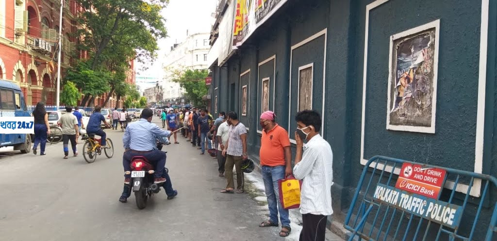লকডাউনকে বুড়ো আঙুল, ছাড়পত্র মিলতেই কলকাতা জুড়ে মদ কেনার ভিড়, জেলায় জেলায় একই ছবি লকডাউনকে বুড়ো আঙুল, ছাড়পত্র মিলতেই কলকাতা জুড়ে মদ কেনার ভিড়, জেলায় জেলায় একই ছবি