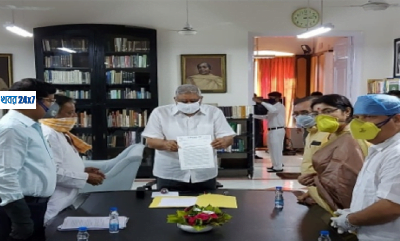অশান্ত হুগলির তেলেনিপাড়া, রাজ্যপালকে নালিশ জানালেন হুগলির সাংসদ লকেট চট্টোপাধ্যায় অশান্ত হুগলির তেলেনিপাড়া, রাজ্যপালকে নালিশ জানালেন হুগলির সাংসদ লকেট চট্টোপাধ্যায়