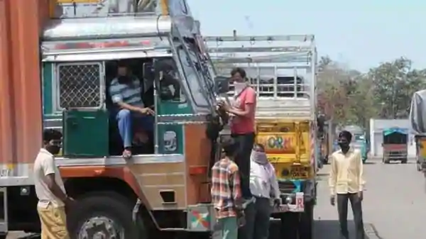 বাংলাদেশে অত্যাবশ্যকীয় পণ্য কেন পরিবহণ করতে দিচ্ছে না রাজ্য? রাজ্যকে হুঁশিয়ারি কেন্দ্রের