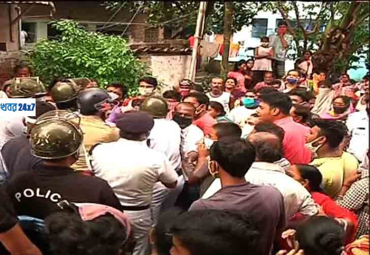 পরিবারের ওপরই মানসিক ভারসাম্যহীন ছেলের খুনের অভিযোগ, বিক্ষুব্ধ বাসিন্দারা গুঁড়িয়ে দিল বাড়ি পরিবারের ওপরই মানসিক ভারসাম্যহীন ছেলের খুনের অভিযোগ, বিক্ষুব্ধ বাসিন্দারা গুঁড়িয়ে দিল বাড়ি