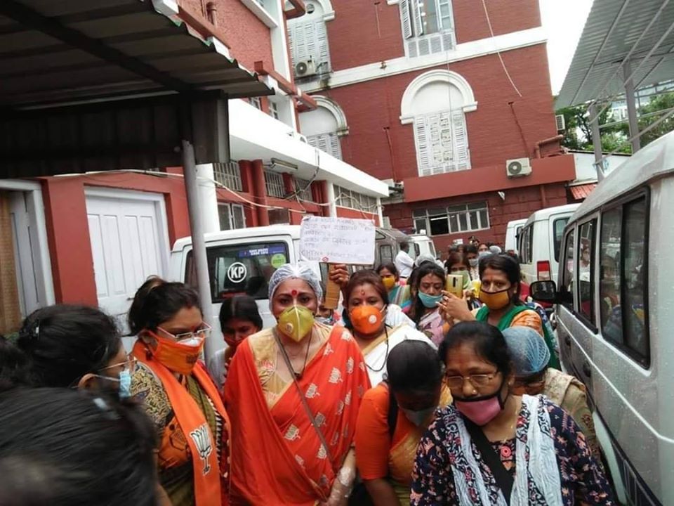 বামেদের চীনা-প্রেমের বিরুদ্ধে 'গণশক্তি' ভবনের সামনে প্রতিবাদ, গ্রেফতার হলেন বিজেপি মহিলা মোর্চার সভাপতি অগ্নিমিত্রা পল। বামেদের চীনা-প্রেমের বিরুদ্ধে 'গণশক্তি' ভবনের সামনে প্রতিবাদ, গ্রেফতার হলেন বিজেপি মহিলা মোর্চার সভাপতি অগ্নিমিত্রা পল।