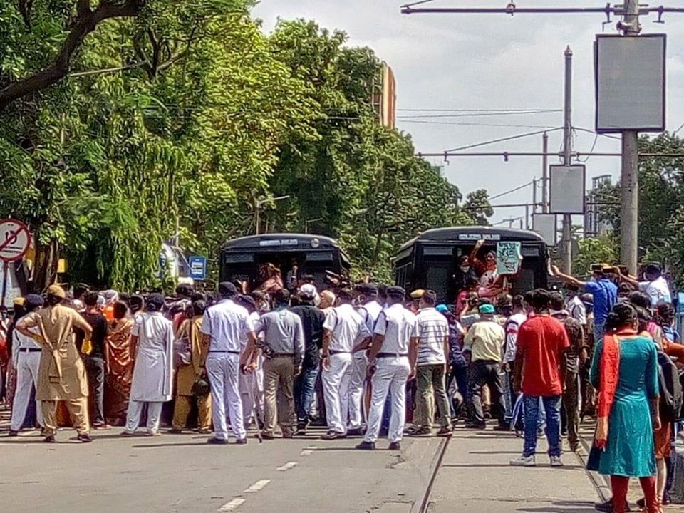 বামেদের চীনা-প্রেমের বিরুদ্ধে 'গণশক্তি' ভবনের সামনে প্রতিবাদ, গ্রেফতার হলেন বিজেপি মহিলা মোর্চার সভাপতি অগ্নিমিত্রা পল। বামেদের চীনা-প্রেমের বিরুদ্ধে 'গণশক্তি' ভবনের সামনে প্রতিবাদ, গ্রেফতার হলেন বিজেপি মহিলা মোর্চার সভাপতি অগ্নিমিত্রা পল।