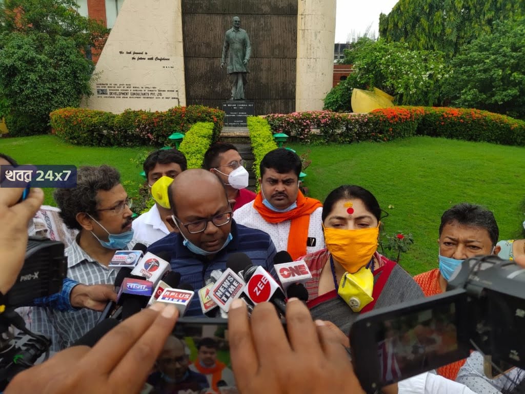 বেসরকারি স্কুলে ফি বৃদ্ধির প্রতিবাদে বিকাশ ভবনের সামনে অবস্থানে সায়ন্তন-লকেট বেসরকারি স্কুলে ফি বৃদ্ধির প্রতিবাদে বিকাশ ভবনের সামনে অবস্থানে সায়ন্তন-লকেট