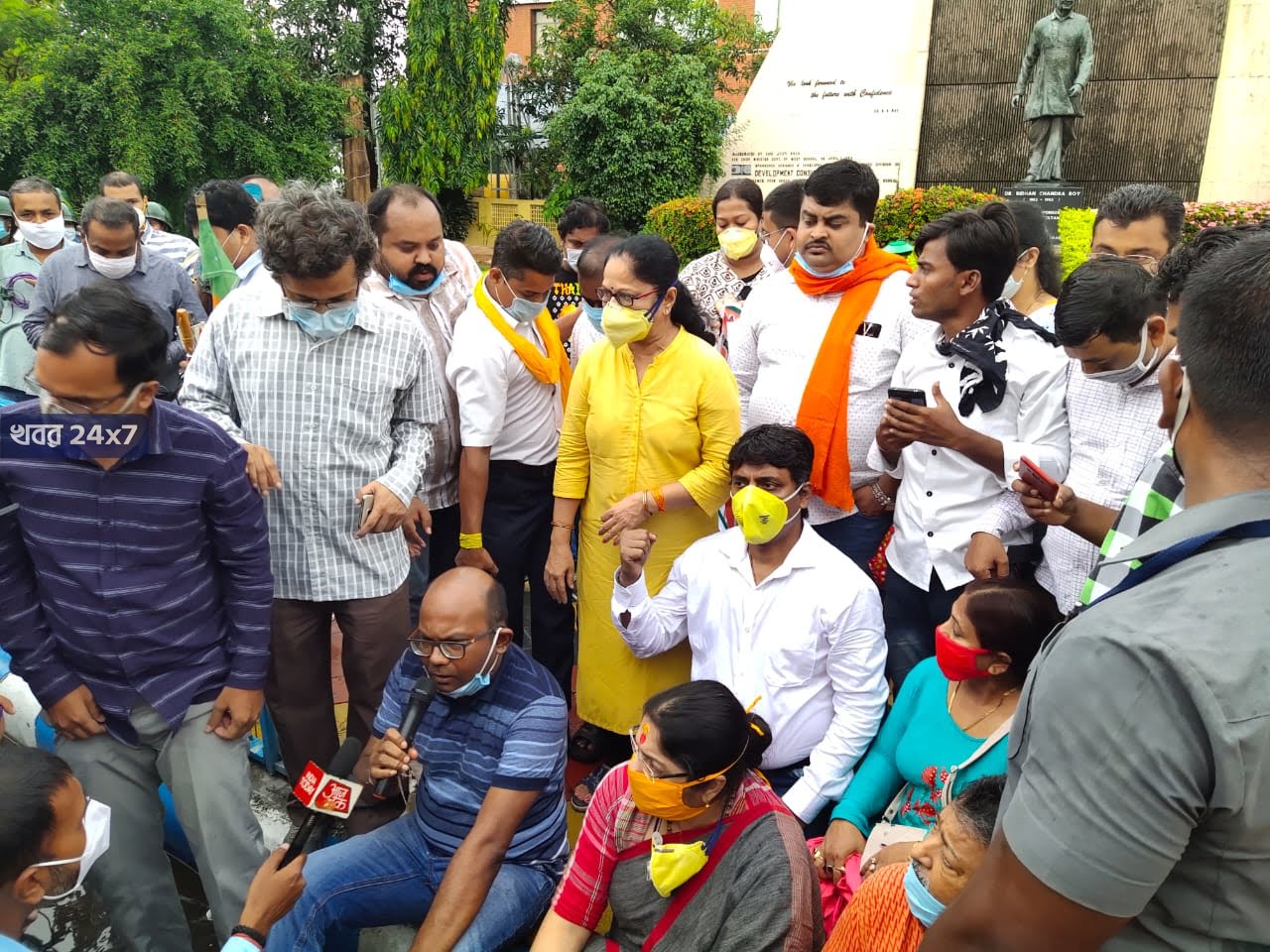 বেসরকারি স্কুলে ফি বৃদ্ধির প্রতিবাদে বিকাশ ভবনের সামনে অবস্থানে সায়ন্তন-লকেট বেসরকারি স্কুলে ফি বৃদ্ধির প্রতিবাদে বিকাশ ভবনের সামনে অবস্থানে সায়ন্তন-লকেট