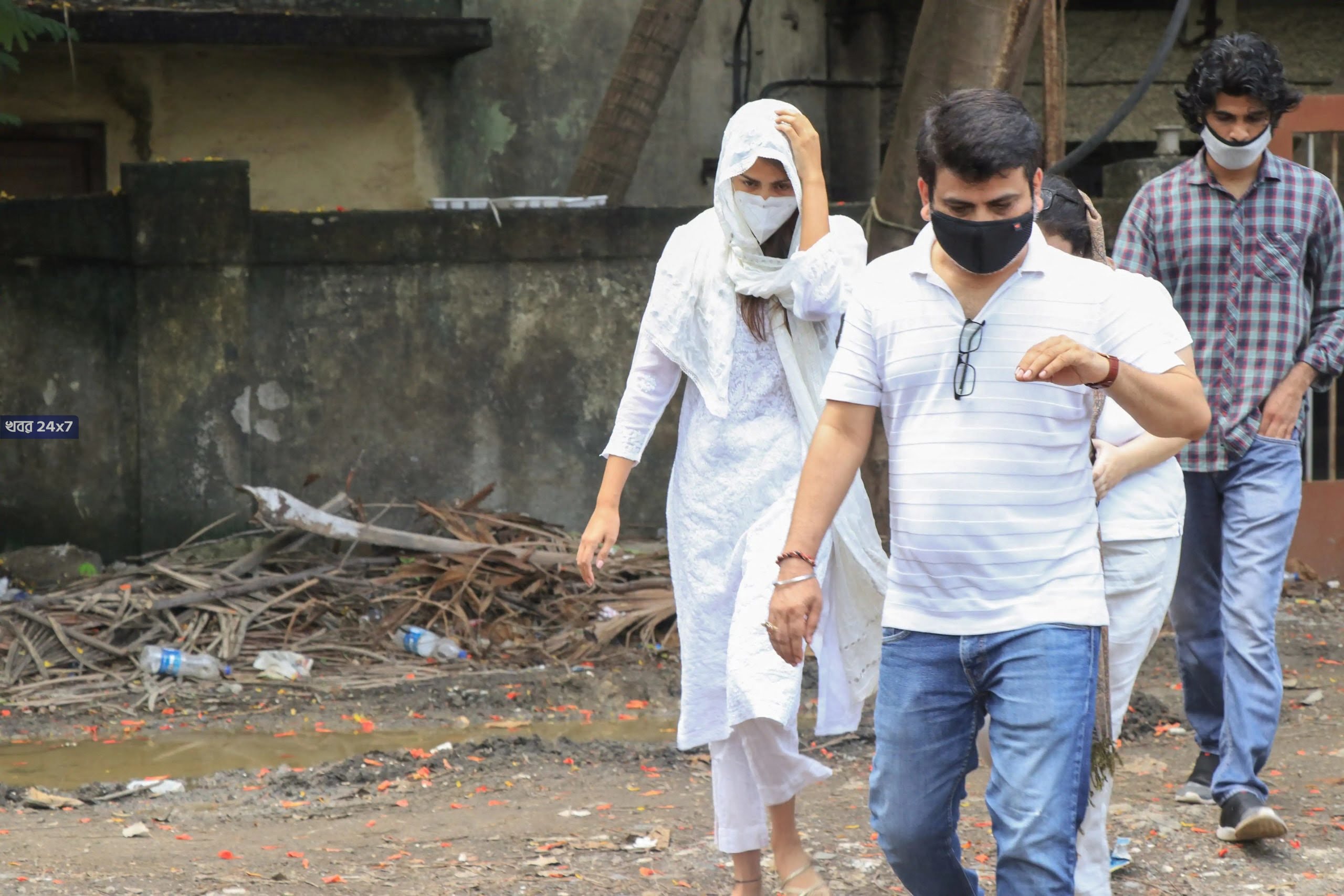 পঞ্চভূতে বিলীন হলেন অভিনেতা সুশান্ত সিং রাজপুত। শেষ সময়ে পাশে পেলেন শ্রদ্ধা-কৃতী-বিবেক ওবেরয় রাজকুমার রাওদের! পঞ্চভূতে বিলীন হলেন অভিনেতা সুশান্ত সিং রাজপুত। শেষ সময়ে পাশে পেলেন শ্রদ্ধা-কৃতী-বিবেক ওবেরয় রাজকুমার রাওদের!