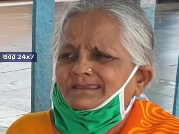 মনুষ্যত্বহীন ছেলে! পাগল বলে তাড়িয়ে দেওয়া বৃদ্ধাকে দত্তক নিল দিল্লির পরিবার! মনুষ্যত্বহীন ছেলে! পাগল বলে তাড়িয়ে দেওয়া বৃদ্ধাকে দত্তক নিল দিল্লির পরিবার!