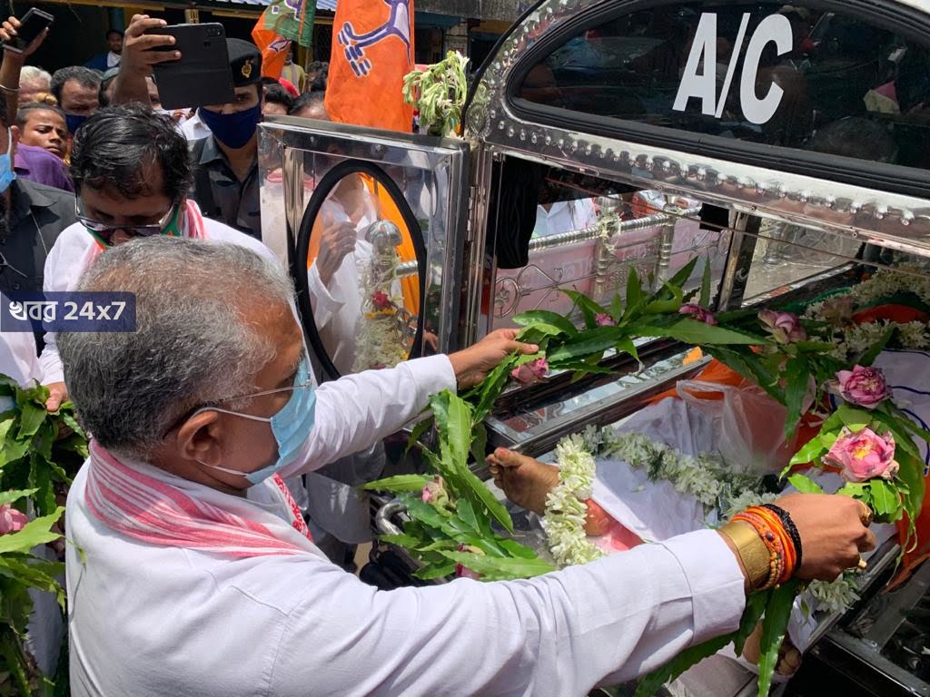 নিহত বিজেপি কর্মীর দেহের সামনে দাঁড়িয়ে ফের 'বদলাও হবে,বদলও হবে' স্লোগান আওড়ালেন দিলীপ নিহত বিজেপি কর্মীর দেহের সামনে দাঁড়িয়ে ফের 'বদলাও হবে,বদলও হবে' স্লোগান আওড়ালেন দিলীপ